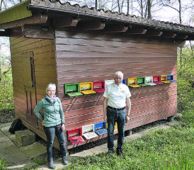 Bernadette und Felix Kellenberger vor ihrem Bienenhaus im Pfannenstil in Menziken (Bilder: René Fuchs) . Pollengürtel und Brutnestern heraus. Innerhalb eines Bienenknäuels ist die Königin. Für rund drei Jahre ist sie gleichzeitig Chefin des Staates, Mutter der Bienen, Drohnen und neuen Königinnen. Von Februar bis August legt sie ca. 300 – 2000 Eier täglich, ca. 130’000