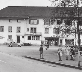Drogerie Schwarz am Waagplatz Menziken: Aufnahme mit Schulkindern aus dem Jahr 1954. (Bildarchiv Konrad Schwarz)
