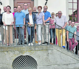 Gemeinderatsdelegierte und Gäste auf der Schlosstreppe: Alle sehen den kommenden Aufgaben entspannt entgegen. (Bild aw.)