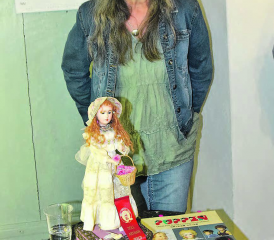 Evelin Amsler mit einer wertvollen Preziose: Sie verwaltet die riesige Puppensammlung ihrer Mutter. (Bild: st.)