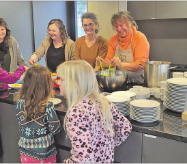 «Auf die Teller, fertig, los!» Betreuerinnen und Kinder beim Schöpfen. (Bilder: zVg.)
