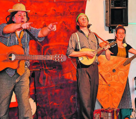 Trionettli zu Gast an der Schule Gontenschwil: In der Aula des Schulhauses Husmatt unterhielt das Trio die Schülerschaft. (Bild: zVg.)