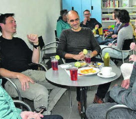 Beim ersten Treff im Foyer: Die Gäste waren offensichtlich bester Laune, und dies blieb auch so bis zum Ende. (Bild: st.)
