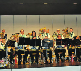 Musikverein Reitnau mit «good old Friends»: Die «Oldies» scheinen sich nach wie vor auf dieser Bühne pudelwohl zu fühlen. (Bilder: st.)