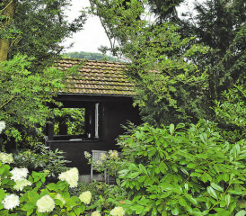 Beim Gang durch den Garten: Auf den ersten Blick sah alles ganz normal aus. Keiner ahnte Schlimmes. (Bilder: st.)