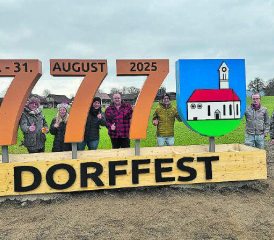 Ein echter Hingucker am Ortseingang: Das Werbekonstrukt für das Dorffest «777 Jahre Kirchleerau» steht nach getaner Arbeit, Zweiter von rechts Markus Hauri. (Bild: aw.)