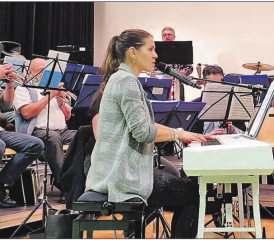 Probe mit Eliane: Die Anspannung war gross. Alles war bereit. Dann kam sie, die zierliche sympathische Luzernerin, setzte sich ans Piano und legte stimmgewaltig los! (Bild: z.Vg.)