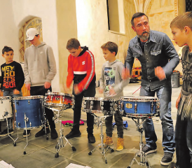 Zur Eröffnung: Mit «Schneema», einer Komposition des Schlagzeuglehrers startete das Konzert. (Bilder: zVg.)