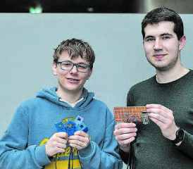 Nachwuchsforscher Benjamin Thut (Staufen) und Nils Leumann (Beinwil am See, rechts im Bild) ernteten ein «sehr gut». (Bild: zVg)