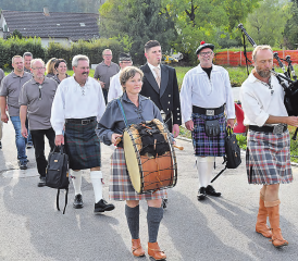 Einzug der Organisatoren: Offizielle Eröffnung des Oberkulmer Rotkorn Whiskyfestes mit passender musikalischer Begleitung. (Bilder Te.)