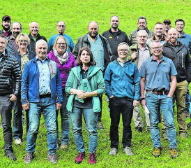 Auf der Wiese neben der Musikhütte: Waldbesitzer, Gemeinderäte, Forstbetriebsleiter, Kommissionäre und Vorstandsmitglieder erwarten die Exkursion durch den Teufenthaler Wald. (Bilder: aw.)