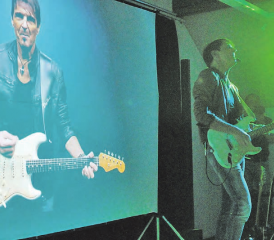 Zweimal Paul Etterlin im Gweyhuus Rickenbach: Seine Live-Darbietung ist perfekt synchron mit dem Video im Hintergrund. (Bild: mla.)