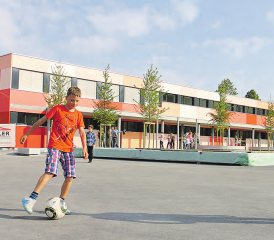 Schon rege in Betrieb: Schülerinnen und Schüler – nicht nur aus Rickenbach – spielten Fussball auf dem neuen Pausenplatz. (Bilder: jap.)