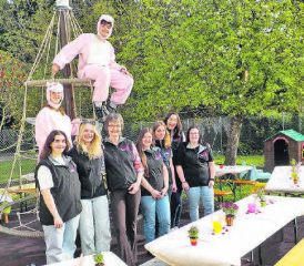 Alles bereit: Das Team der Kita «Pink Panther» in Reinach freute sich in voller Montur auf die Eltern mit ihren Kindern. (Bild: zVg.)