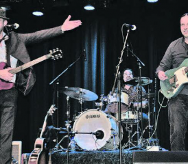 Es gab Standing Ovations und lang anhaltenden Applaus: Die Band um Pascal Geiser spielte und spielte und man fragte sich, wo die Fünf ihre Energie hernahmen! (Bild: hh.)