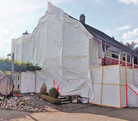 Asbest-Einsatz in Reinach: Spezialisten haben den gefährlichen Baustoff mittlerweile entfernt und die Fassade des Restaurants Schützenhaus freigelegt.
