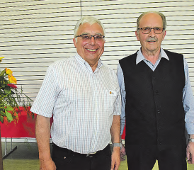 In festlicher Atmosphäre haben sie sich wieder getroffen: Die beiden einzigen Ehrenbürger von Staffelbach, die Altammänner Ruedi Wirth und Fritz Hauri anlässlich der grossen Geburtstagsfeier. (Bild: st.)