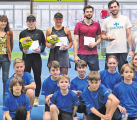 Die Sieger des AKB-Masters-Finals 2023: Katerina Tsygourova (4. v.l.) und Laurin Aerne, (6. v.l.), durften im Tenniscenter Reinach ein Preisgeld entgegennehmen. (Bild: zVg.)