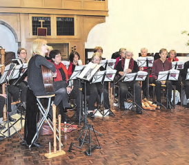 Ein eindrückliches Orchester: Mit Blockflöten aller Grössen, Gitarre, Gämshörnern und Akkordeon erreichte Christa Hunziker Spannung und Dramatik in der Musik. (Bilder: Frieda Steffen)