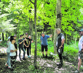 Der Förster Hans R. Hochuli konnte mit seiner humorvollen Art rasch die Aufmerksamkeit der Kinder für sich gewinnen, um ihnen das weitere Vorgehen zu erklären. (Bilder: jaf.)
