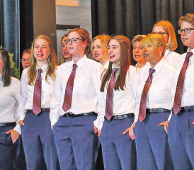 Gar nicht so einfach: Die Harmonie legte sich vierstimmig ins Zeug für «Ewigi Liebi» – ohne Blasinstrumente versteht sich. (Bilder: jap.)