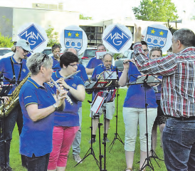 Tradition ist, dass die MG Muhen zum Auftakt aufspielt: Giuseppe Di Simone ist der neue Dirigent, er motiviert die Musizierenden mit viel Temperament. (Bilder: st.)