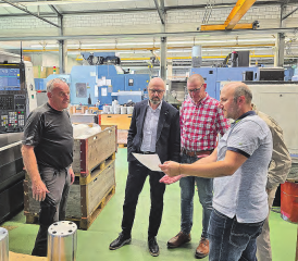 Besuch der Schmidlin Mechanik AG: Geschäftsführer Philipp Schmidlin (1. v.r.) erklärt die Funktion der Präzisionsmaschinen. (Bilder: zVg.)