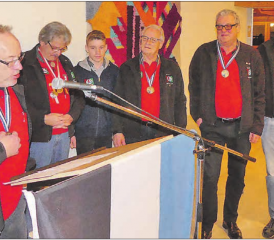 Improvisierte Sportlerehrung: Zu den geehrten Schützen zählten Remo Zubler (Jungschütze), Hermann Döbeli, Bruno Hertig, Christoph Wälchli, Markus Steiner, Steve Baumann, Peter Speck und Stefan von Gunten. (Bilder: moha.)
