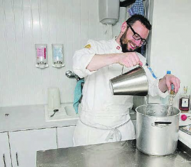 Piratenbeck Kevin Sollberger machts vor: Kirschstengeli entstehen mit den Zugaben Zucker, Schoggi, Kirsch und Liebe. (Bild: zVg.)
