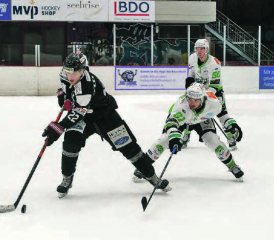 Duell zweier Stürmer: Der Reinacher Nicolas Moldovanyi (l.) enteilt dem Prättigauer Ivo Knuchel – nur Knuchel wird ein Tor gelingen, das «Game Winning Goal» in der 46. Minute. (Bilder: Roland Jaus)