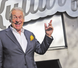 Pepe Lienhard vor dem Saalbau in Reinach. Am 30. Oktober steht er im Oberwynentaler Kulturhaus mit seinem Orchester auf der Bühne. Bereits diese Woche stattete er dem Oberwynental einen Besuch ab. (Bild: rc.)