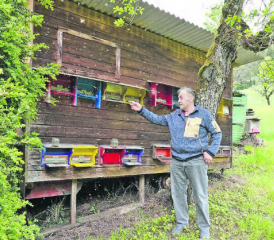 Seit 30 Jahren widmet er sich in seiner Freizeit der Imkerei: Felix Vogler (63) vor seinem Bienenhaus im Schweiniboden ob Oberkulm. (Bilder: René Fuchs)