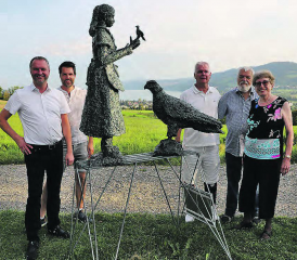 Das Adelbodner Vogel-Lisi blickt nun ins Seetal: (v.l.) Eli Wengenmaier (Gasthof Eichberg),Andi Fey (OK-Präsident Freilichttheater Seetal), das Vogel-Lisi, der Moderator des Abends, Jürgen Sahli, und der Künstler Freddy Air Röthlisberger mit seiner Partnerin Helen Hagenbüchle. (Bilder: rc.)