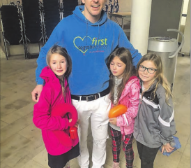 Christoph Rickels erzählt den Schülerinnen und Schülern seine Geschichte, die sein Leben radikal verändert hat. (Bild: zVg.)