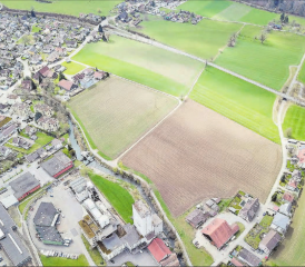 Mühleareal und Hegmatte aus der Vogelperspektive. Pläne für eine Nutzung als Bahnareal sind zumindest für die Fruchtfolgeflächen in der Bildmitte vom Tisch, das Mühleareal muss neu beplant werden. (Bild: Raphael Nadler)