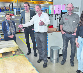 Führt durch die Produktionsstätte in Reitnau: Urs Bucher, Director Customer Projects der Maroplastic AG im weissen Hemd, Lis Lüthi vom Netzwerk Su(h)rental, zweite von links. (Bild: aw.)