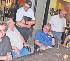 Ortsbürgerplausch bis in die tiefe Nacht: Kurt Leuenberger, Hans Frey, Daniel Wehrli, Hans Wirz, Thomas Buchschacher und der langjährige Gemeindeschreiber Ruedi Mauer (v. l.) (Bild: aw.)