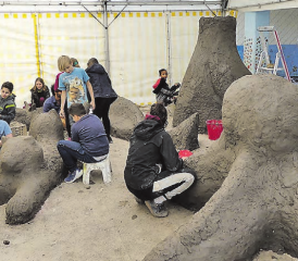 Ein spannendes Lehmbauprojekt an der Primarschule Oberkulm: An diesem Nachmittag arbeitet eine Gruppe von 3.- und 4.-Klässlern an den fantasievollen Figuren. (Bilder: moha.)