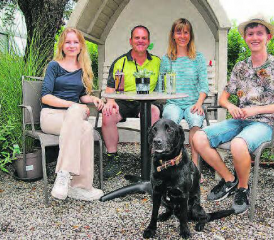 Ein erfrischendes Getränk im Garten des Café Florina: Hinter der Huplant Pflanzenkulturen AG stehen Adrian und Yvonne Huber mit ihren Kindern Corinne und Marco sowie dem Familienhund Jambo. (Text und Bild: Walter Bäni)