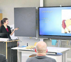 Präsentationen der Maturaarbeiten an der Kantonsschule Beromünster: Im Bild die Vorstellung einer Maturaarbeit zum Thema lernpsychologische Erkenntnisse aus dem Schachspiel im Herbst 2021. (Bild: zVg.)