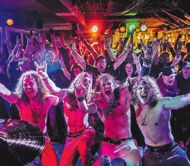 Voltage Arc feiern an ihren Konzerten mit Fans das Leben. (Bild: zVg.)