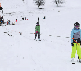 Mit Schwung hinauf auf den «Giri»: Die zwei jungen Skifahrerinnen freuen sich schon auf die Talfahrt. (Bilder: aw.)
