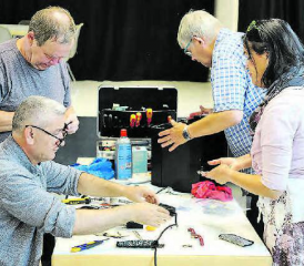 Im RepairCafé aargauSüd werden viele Geräte wieder zum Laufen gebracht. Im «Onderwerch» Reinach kümmern sich Meinrad Dörig (l.) und Benno Vogel um eine Kaffeemaschine, Sabah Al-Mizori um ein Uhrwerk.