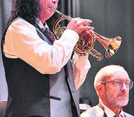 Stimmungsvolles Jahreskonzert der Musikgesellschaft Pfeffikon: Es präsentierten die Musikanten ein abwechslungsreiches Programm, Solistin Cornelia Zbinden brillierte beim Stück «My Dream». (Bilder: hg.)