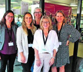 Voller Tatendrang: Das Team der Bibliothek Seengen freut sich, Neugierigen das Konzept und die Funktionen rund um Open Library vorzustellen. (Bild: grh)