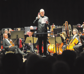 Der rezitierende Dirigent: Douglas Bostock liest aus dem Gedicht «The Lark Ascending» von George Meredith und dirigiert anschliessend das «Orchester gross» des argovia philharmonic. (Bilder: Remo Conoci)