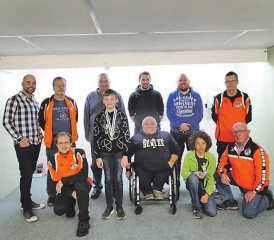 Schiesssportlich aktiv unterwegs in jedem Alter (hinten, v.l.): Nico Kreyss, Paul Acklin, Urs Wingeier, Marc Fischer, Bernhard Keyser, Walter Tribelhorn. Vorne v.l.: Reto Fischer, Kenny Lüscher, Leonardo Iapello, Rogerio Jörg, Fritz Räss. (Bild: zVg.)