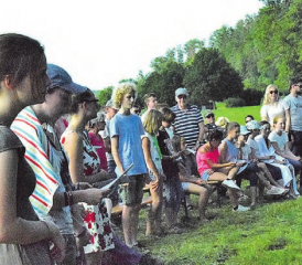 Lieder und Musik mit christlichem Inhalt: Die Hirsband bereicherte den sommerlichen Taufgottesdienst an der Suhre bei Wittwil. (Bilder: st.)