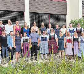 In stimmungsvoller Atmosphäre wurden die Teilnehmenden des Fachkurs Bäuerin am Landwirtschaftlichen Zentrum Liebegg in Gränichen verabschiedet. (Bild: zVg.)