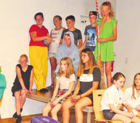 Aufgeräumte Stimmung im Sanatorium der Literaturfiguren: Pipi Langstrumpf und Co. sind auf die Hilfe der SchülerInnen und des Publikums angewiesen. (Bilder: moha.)